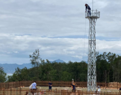 福州氣象觀測(cè)員佩戴速差防墜器巡檢和維護(hù)氣象觀測(cè)站設(shè)備